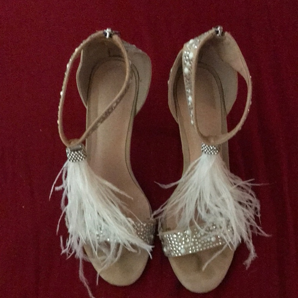 Size 8 feather, rhinestone and pearls